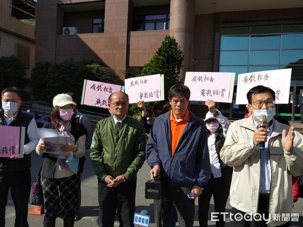 ▲▼五結農會編百萬訴訟費，遭損失共3千多萬元的保管箱受害戶抗議：有錢相告無錢賠償。（圖／記者游芳男攝，下同）