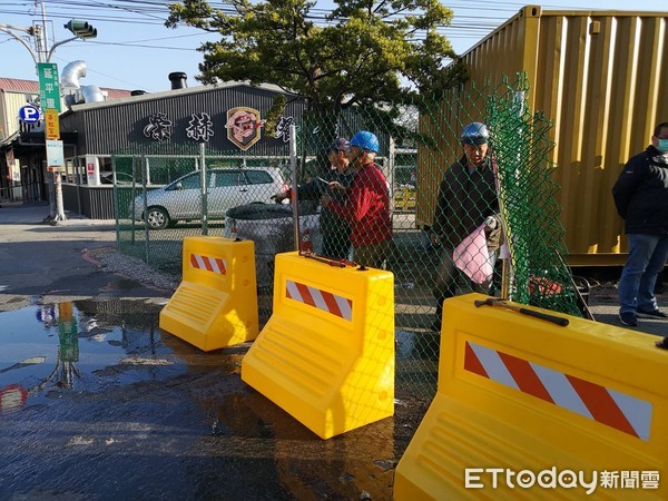 ▲彰化大埔路巷道遭地主圍欄，市長林世賢帶隊拆除。（圖／記者唐詠絮攝）