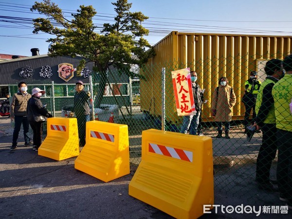 ▲彰化大埔路巷道遭地主圍欄，市長林世賢帶隊拆除。（圖／記者唐詠絮攝）