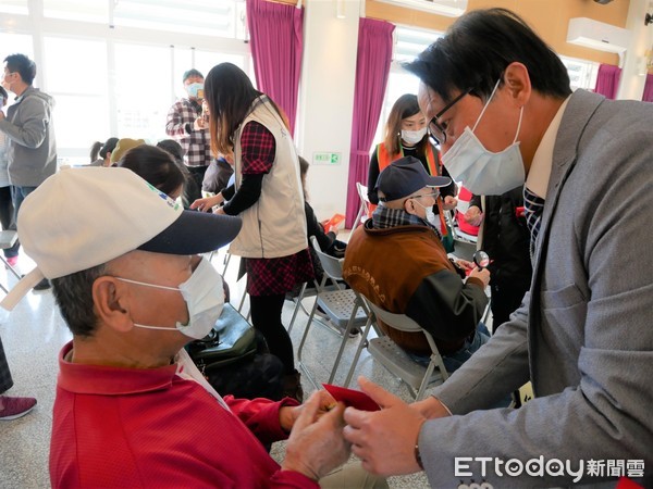 ▲▼冬山鄉圍爐迎春餐會因疫情停辦，改以每戶2800元春節禮金回饋弱勢。（圖／記者游芳男翻攝，下同）