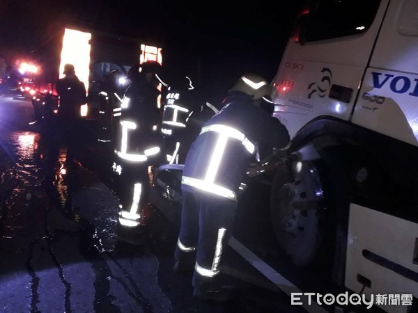 ▲▼曳引車機油外洩數百公尺，救援協會協助用鋪撒木屑止滑。（圖／記者黃孟珍翻攝）