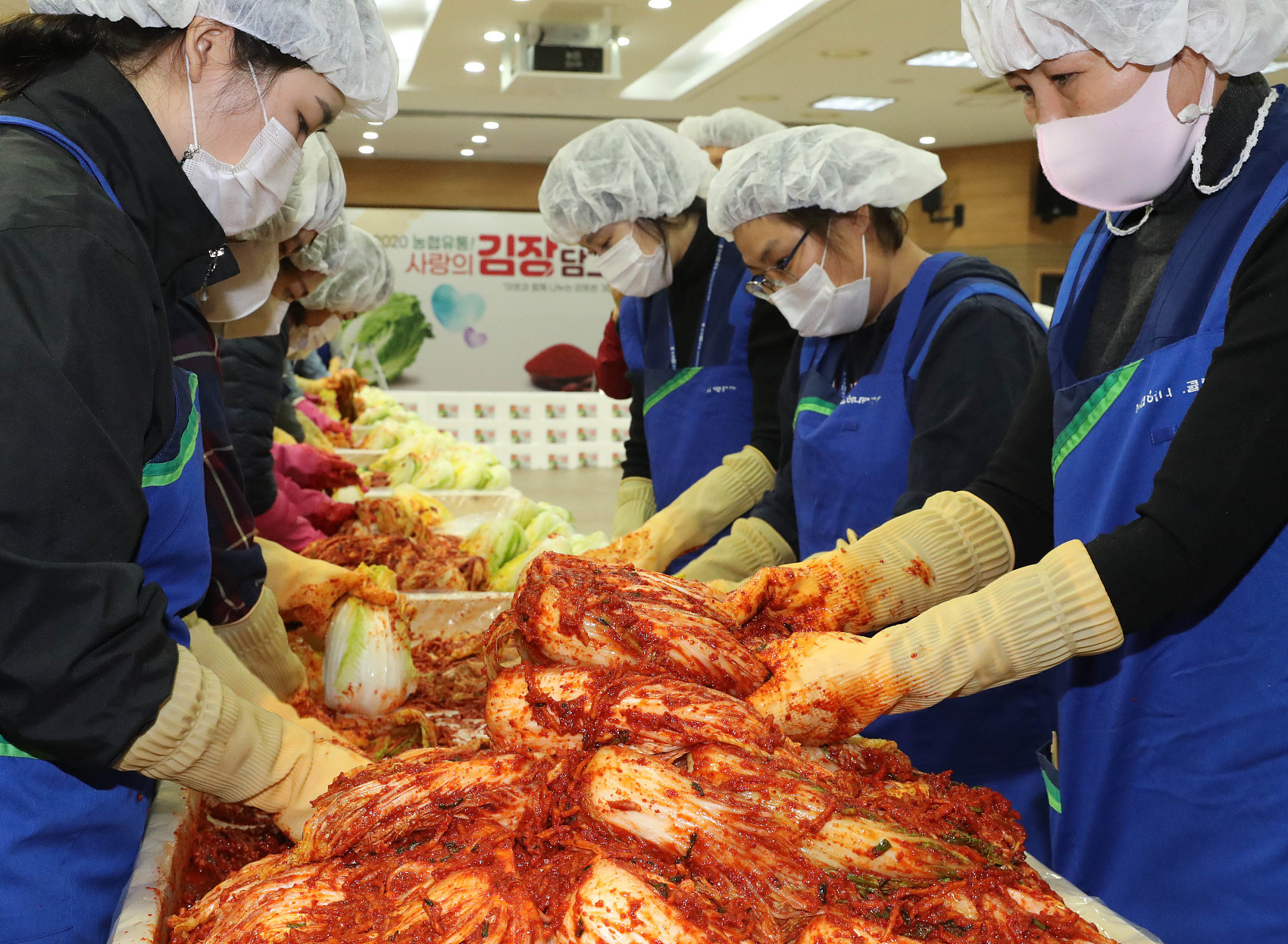 ▲▼泡菜掀起韓中兩國網民隔空開嗆。圖為南韓首爾農協職員參與釀製愛心泡菜活動。（圖／CFP）