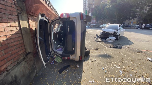 ▲台中市北區孔廟旁15日下午發生一起車禍意外，造成速霸陸整車翻覆、車頭全毀。（圖／記者游瓊華翻攝）