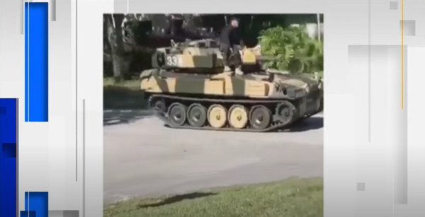 ▲▼一部英式戰車開上美國邁阿密街頭。（圖／翻攝自WPLG Local 10 YouTube）