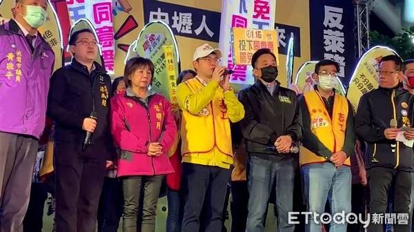 ▲「罷王團結之夜」國民黨中央地方動員，籲中壢人開第一槍「反萊豬」。（圖／記者沈繼昌攝）