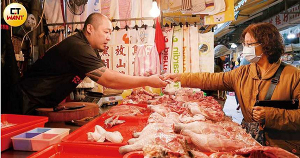 張瑞元從小跟著爸爸在傳統市場賣雞肉，對於雞肉批發買賣與處理，都很在行。（圖／黃耀徵攝）