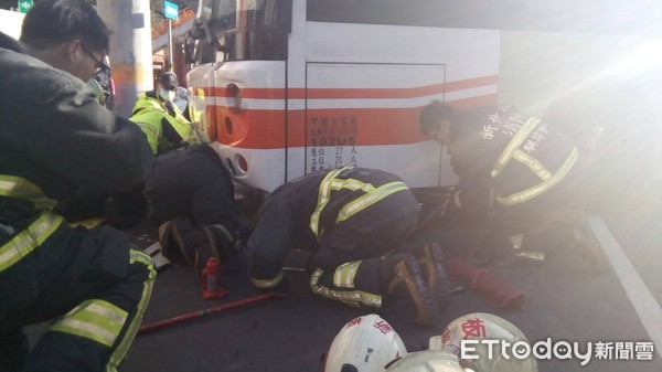 ▲▼板橋男子過馬路遭公車撞輾命危。（圖／記者游宗樺翻攝）