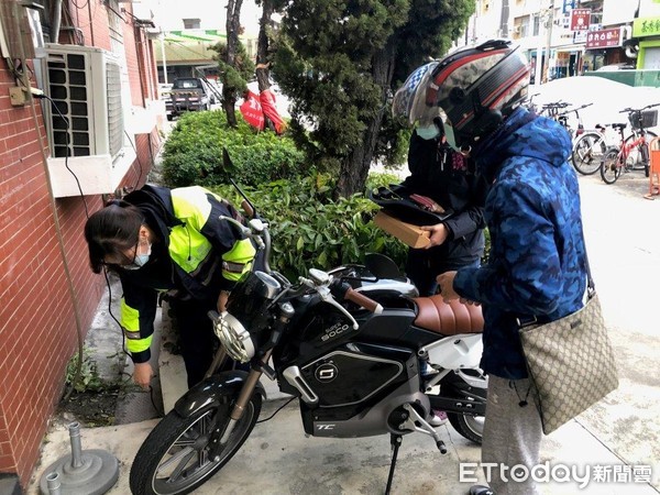 ▲ 警員曾靖芳值勤時，發現民眾電動車「顧路」，主動提供充電服務。（圖／記者吳世龍翻攝）