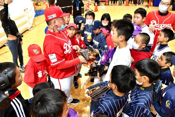 ▲劉時豪指導小球員。（圖／YYsports寶勝國際提供）