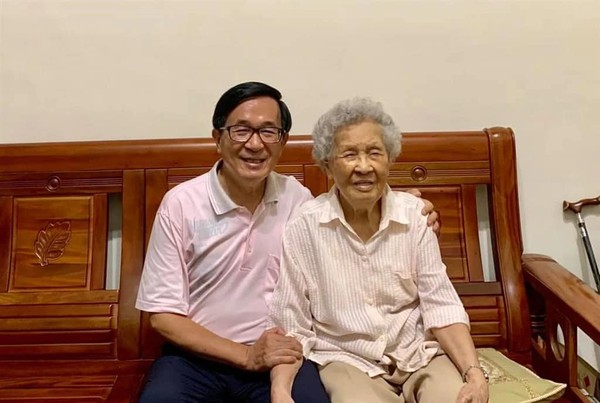 ▲▼前總統陳水扁與母親陳李慎。（圖／取自柯建銘臉書）