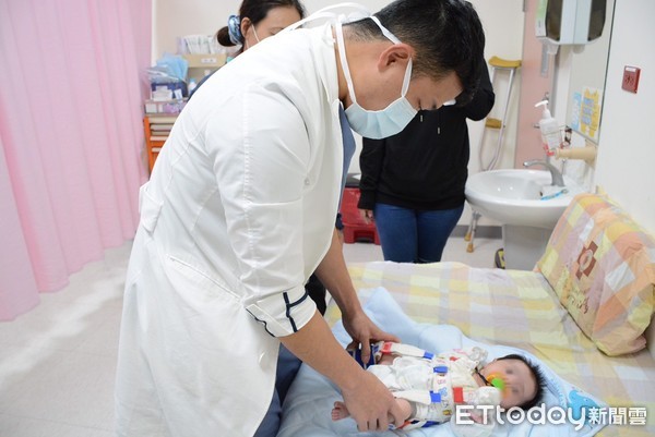 ▲鄭凱元醫師演示正確包裹嬰兒的方式。（圖／台東馬偕醫院提供，下同）