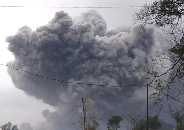 ▲▼ 印尼東爪哇省（East Java）的塞梅魯火山（Semeru）16日噴發，火山向天空噴出的灰燼和濃煙估計達5.6公里高。（圖／達志影像／美聯社）