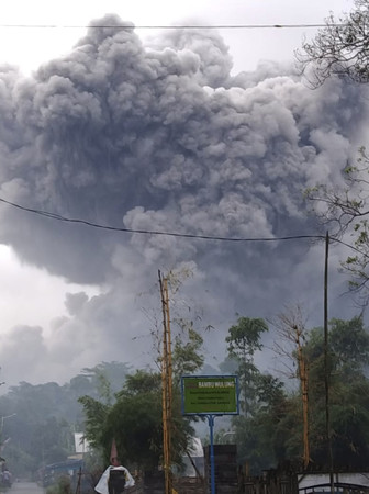 ▲▼ 印尼東爪哇省（East Java）的塞梅魯火山（Semeru）16日噴發，火山向天空噴出的灰燼和濃煙估計達5.6公里高。（圖／達志影像／美聯社）