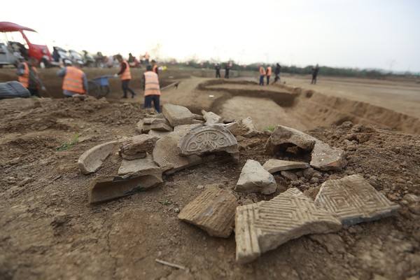 ▲考古學家在秦咸陽城遺址挖掘出地磚。（圖／CFP）