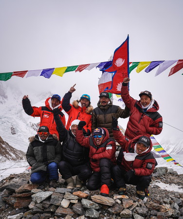 ▲▼ 雪巴人和尼泊爾人共10人組成的隊伍16日攻上世界第2高的喬戈里峰（K2）。（圖／路透）