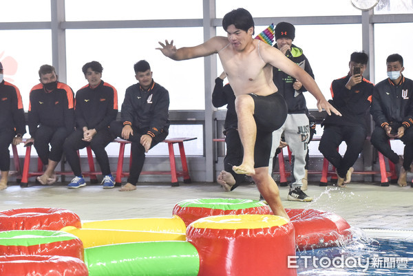 ▲▼2021年統一7-ELEVEN獅春訓開訓活動,新人闖關跳水。（圖／記者李毓康攝）