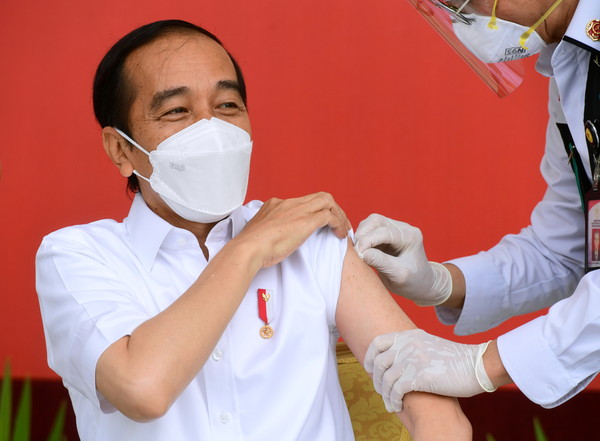 ▲印尼總統佐科威（Joko Widodo）接種來自大陸的科興疫苗。（圖／路透社）