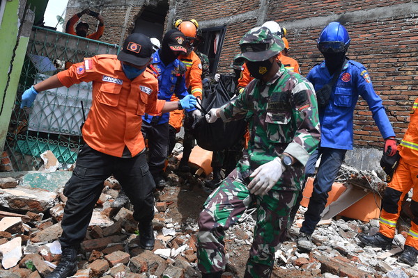 ▲▼印尼強震截至18日已造成81人死亡、800多人受傷。（圖／路透）