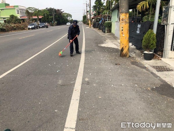 ▲枋寮警分局佳冬分駐所所長張欣政、警員戴健栢速迅速掃除碎片，獲民眾稱讚             。（圖／記者陳崑福翻攝，以下同）