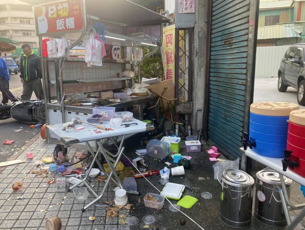 ▲▼飯糰車遭酒駕撞倒 。（圖／翻攝臉書《草屯人》）