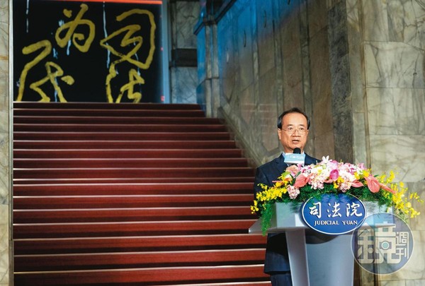 司法院長許宗力日前舉辦開門活動，但至今不願出面對此司法醜聞表態，他背後斗大的「司法為民」字眼，看來格外諷刺。