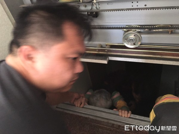 ▲84歲劉姓老嫗受困電梯，消防人員救援             。（圖／家屬提供，以下同）