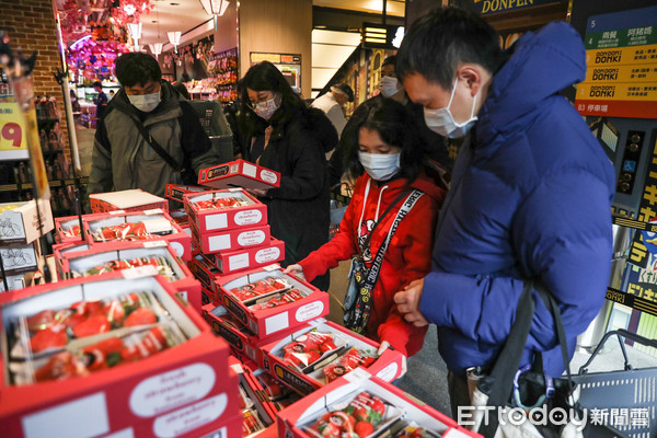 ▲台灣唐吉訶德西門店開幕，熊本草莓大受歡迎。（圖／記者林敬旻攝）