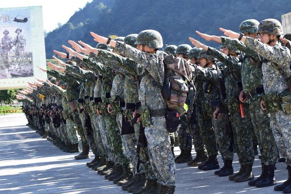 ▲▼軍人對於軍容禮節早有準則規範，身為三軍統帥一再對失態的軍隊行止繼續坐視不管，很快就風行草偃。（圖／中華民國陸軍臉書）