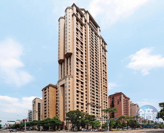 周杰倫目前住在和平大苑的頂樓，樓中樓坪數約283坪，包括停車位總價約6.6億元，可欣賞360度的台北市美景。