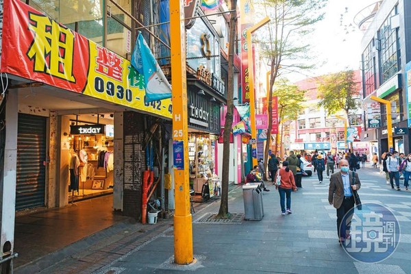 即便台灣防疫有成，西門商圈回流的人潮仍不足以帶起買氣，當地店家紛告收攤，致使求租、求頂讓的狀況日益嚴重。