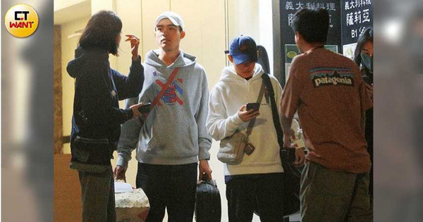 去年11月陳昊森（左2）帶著妹妹（右2）與曲家瑞（左1）到中山區吃壽喜燒，好友姚國禎（右1）也作陪。（圖／本刊攝影組）