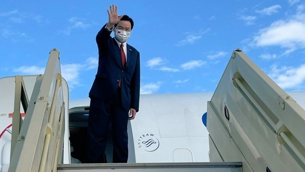▲▼外交部長吳釗燮20日以總統特使身分前往帛琉，登機前揮手致意。。（圖／外交部提供）