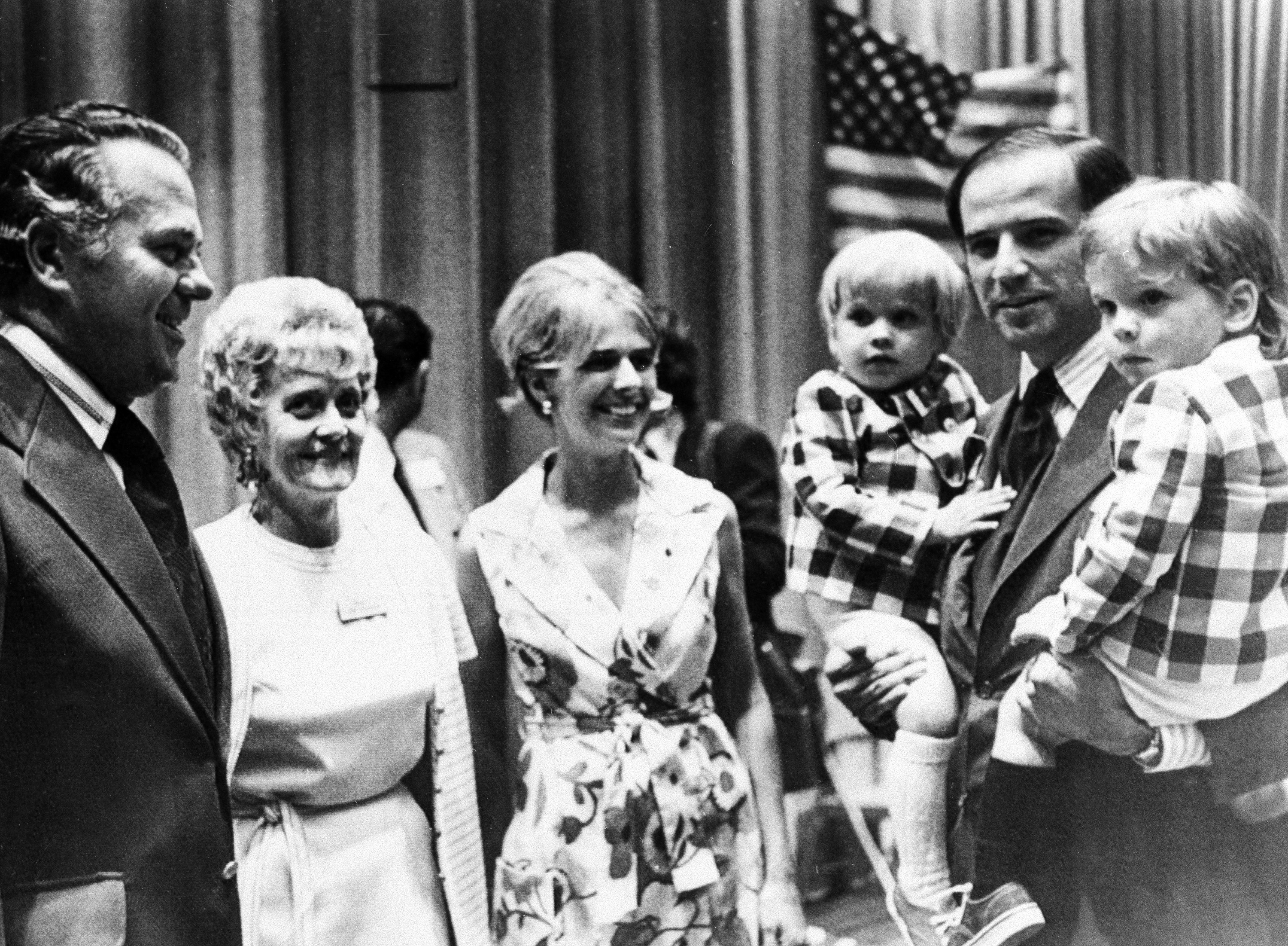 ▲▼拜登1972年當選參議員後，與第一任妻子妮莉雅抱著雙胞胎兒子。（圖／達志影像／美聯社）