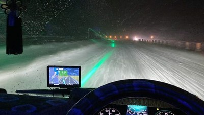 深夜開車不怕了！日本「帶狀路燈」大受好評　駕駛：暴風雪也知道路肩在哪