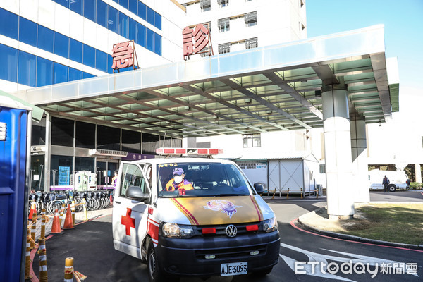 ▲衛生福利部桃園醫院20日出動救護車清空院內病患。（資料照／記者林敬旻攝）