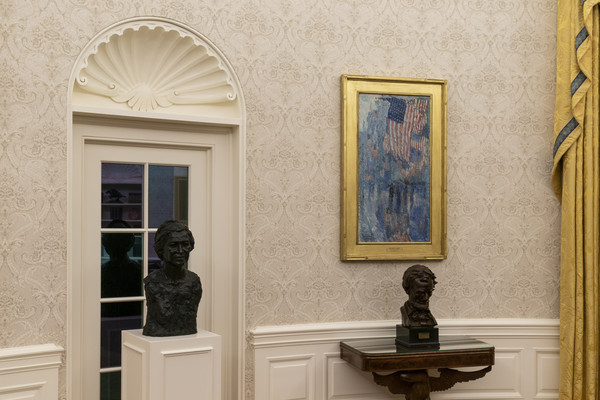 ▲▼《雨中的大道》底下即擺著林肯的頭像，左方則是黑人民權鬥士帕克斯的雕塑（Rosa Parks）。（圖／達志影像／美聯社）