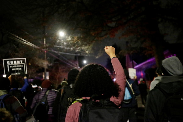 ▲▼俄勒岡州20日晚間的黑人平權示威遊行。（圖／路透）