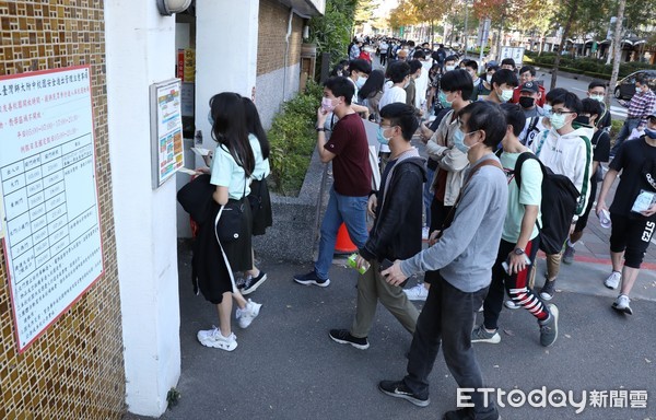 ▲▼學測學生等待看考場。（圖／記者屠惠剛攝）