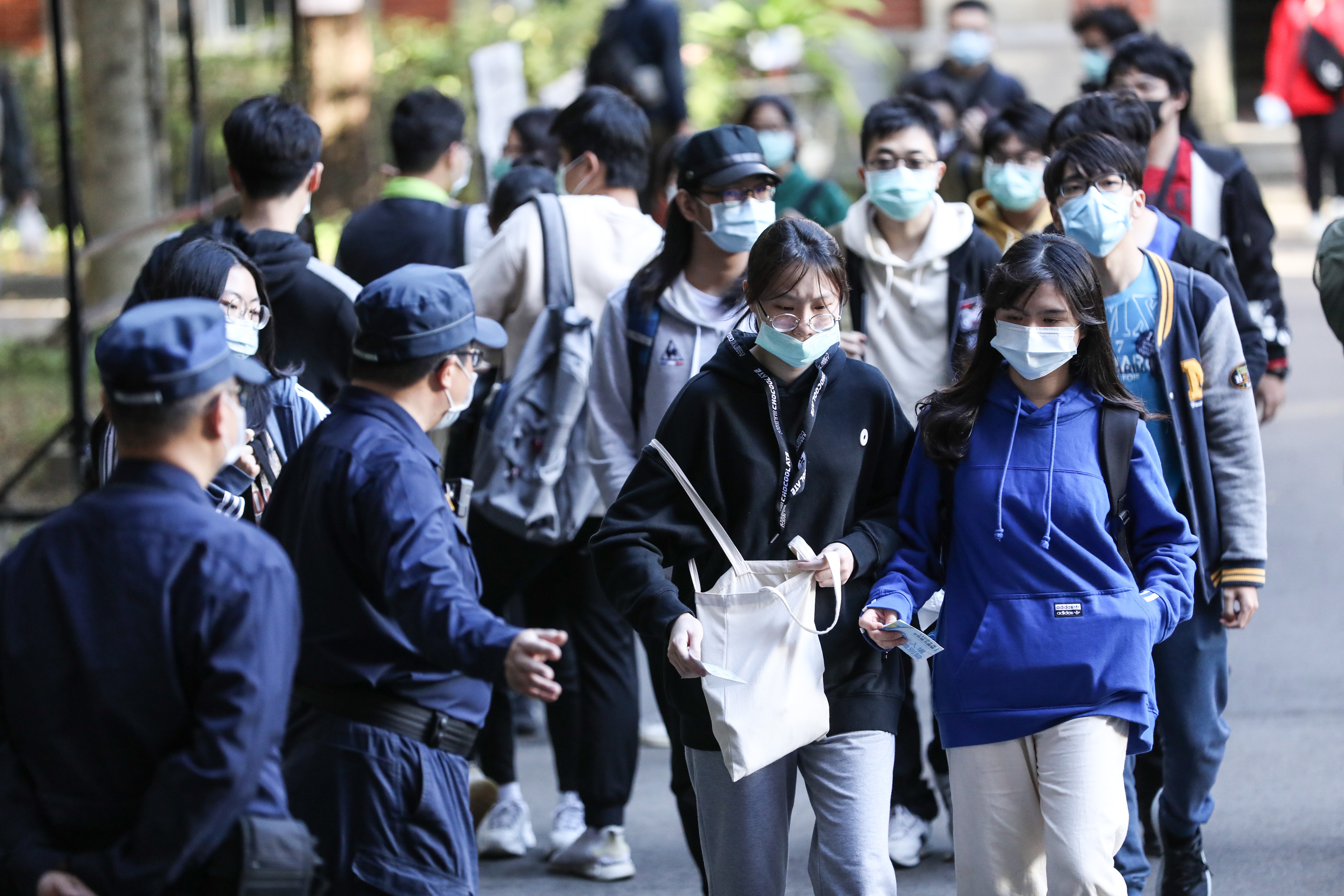 ▲110年大學學測，考生核對證件進考場。（圖／記者林敬旻攝）