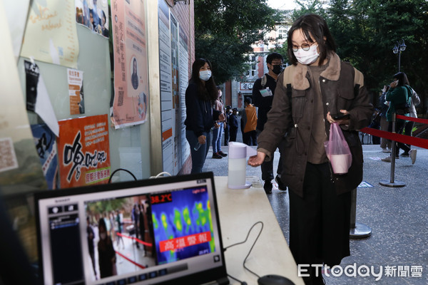 ▲110年大學學測，考生手部消毒量體溫進考場。（圖／記者林敬旻攝）