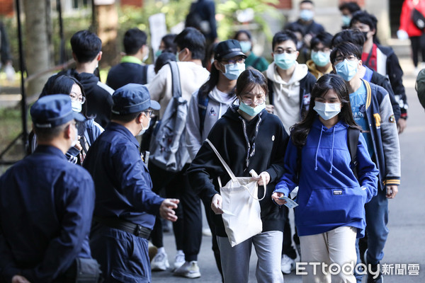 ▲110年大學學測，考生核對證件進考場。（圖／記者林敬旻攝）