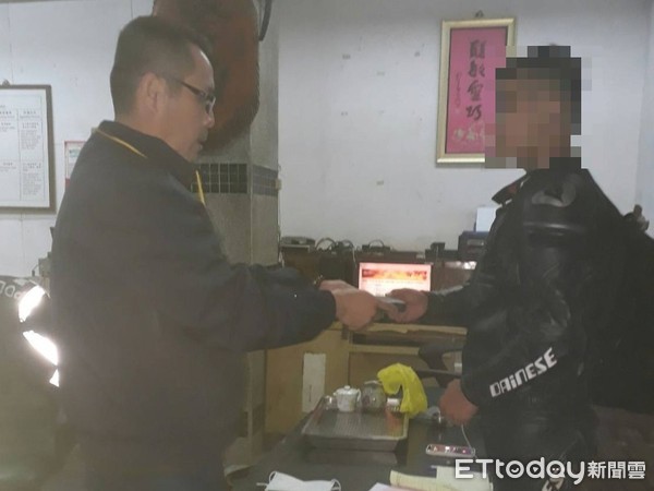 ▲里港警分局三德檢查所巡佐黃源德將皮夾交由吳姓遊客領回，讓他對員警服務大稱讚不已           。（圖／記者陳崑福翻攝）