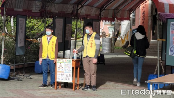 ▲大學學測今登場！全程量體溫、不陪考　家長：提早獨立也不錯。（圖／記者陳凱力翻攝）