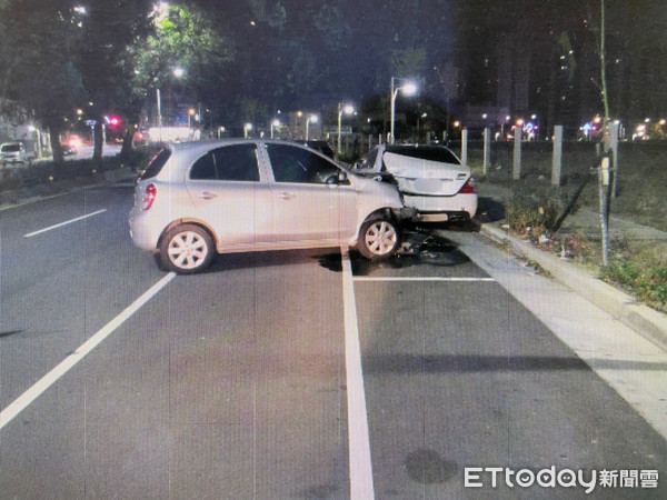 ▲▼MARCH撞上停路邊停車格的白色賓士。（圖／民眾提供）