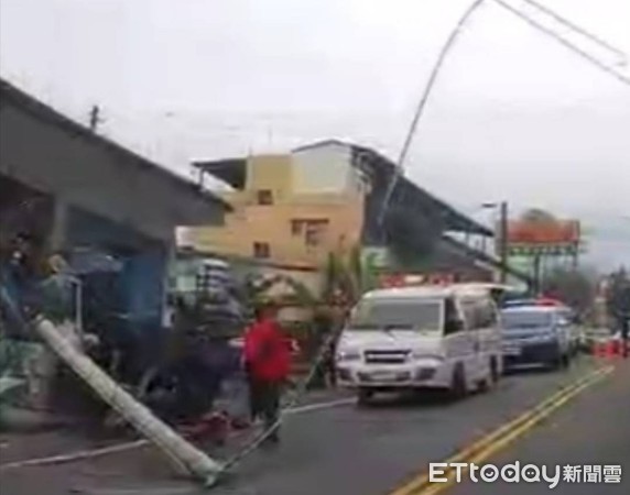 ▲南投縣鹿谷鄉中正路發生小貨車撞電桿車禍。（圖／民眾提供）