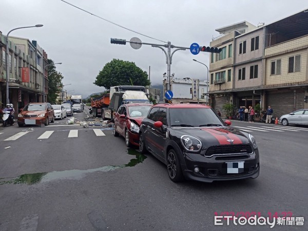 ▲▼宜蘭一砂石車疑起步不慎撞前方3車，散落物並波及另一車，5車車禍，頭城青雲路二段交通一度受阻。（圖／記者游芳男翻攝，下同）