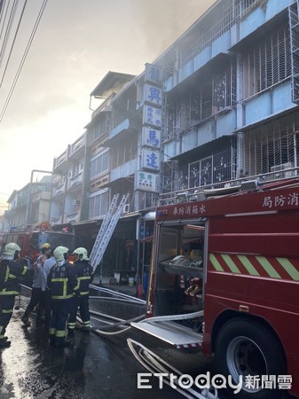 ▲屏東縣內埔鄉中勝路民宅發生火警，警消前往滅火             。（圖／記者陳崑福翻攝，以下同）