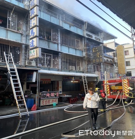 ▲屏東縣內埔鄉中勝路民宅發生火警，警消前往滅火             。（圖／記者陳崑福翻攝，以下同）