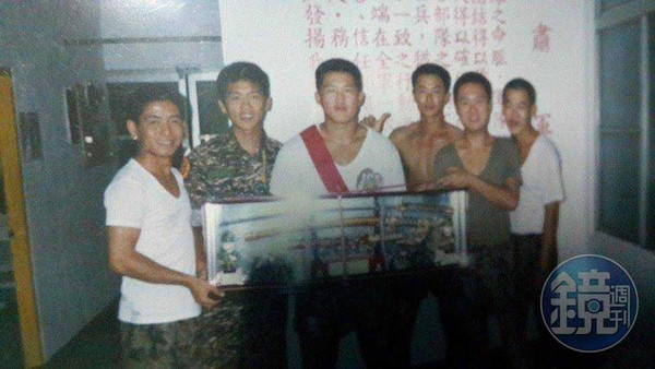 陳之漢（左3）當兵時是海軍陸戰隊，因為生活較辛苦，簽下志願役。（陳之漢提供）