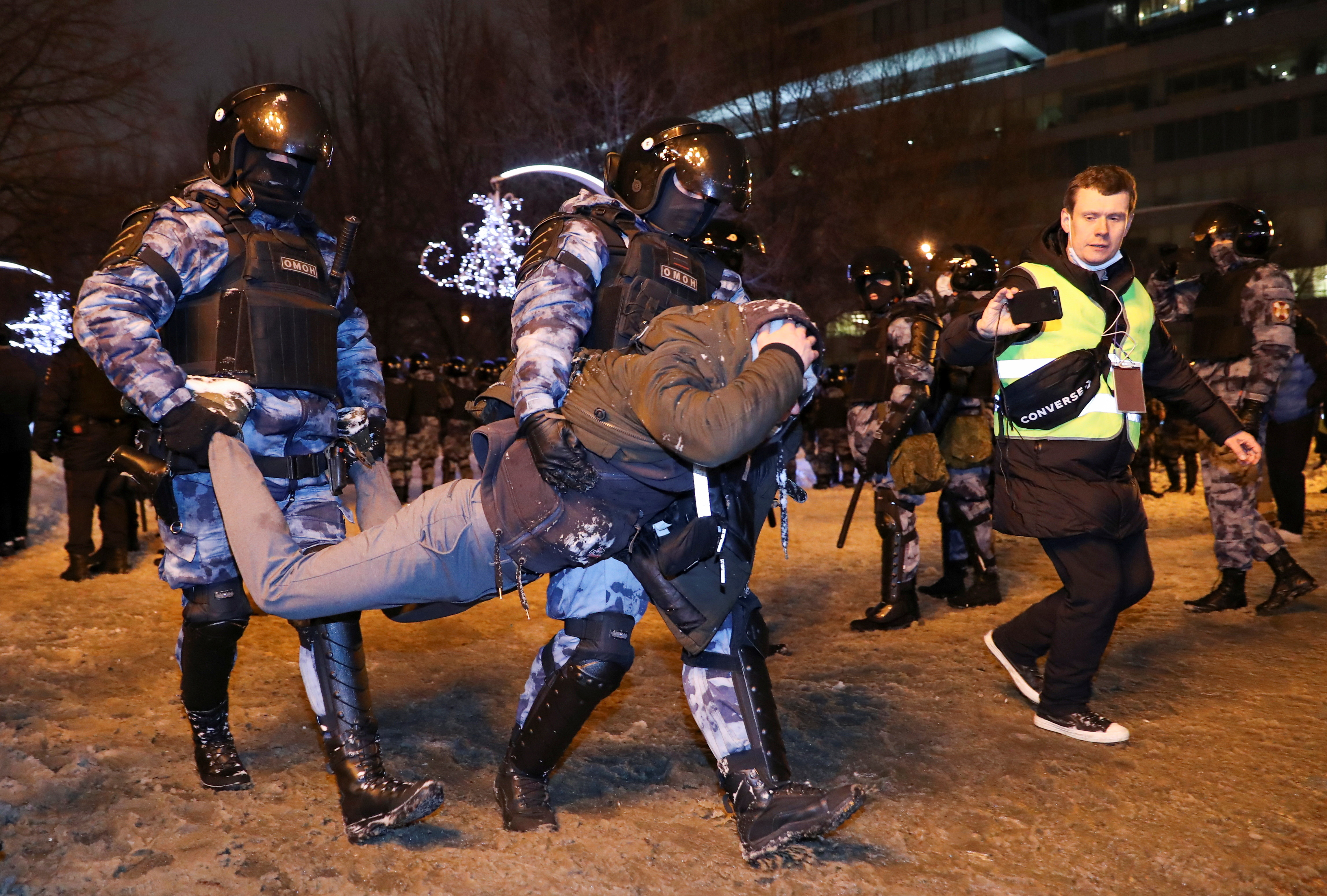 ▲▼俄國警察將示威者直接抬走。（圖／路透）